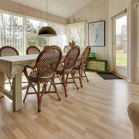 Vakantiehuis Three-bedroom Holiday In *