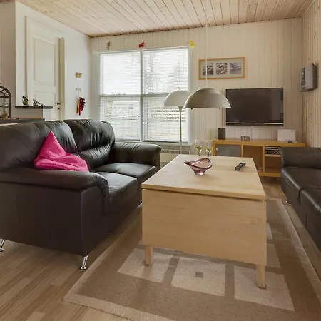 Three-bedroom Holiday In * Hals
