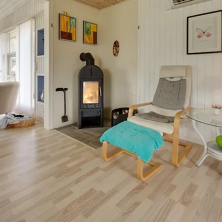 Vakantiehuis Three-bedroom Holiday In *