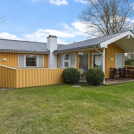 Vakantiehuis Three-bedroom Holiday In *