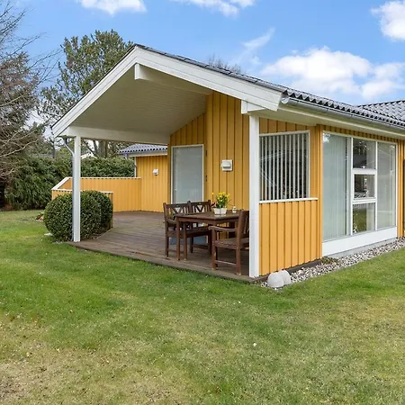 Vakantiehuis Three-bedroom Holiday In *