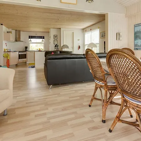 Vakantiehuis Three-bedroom Holiday In *